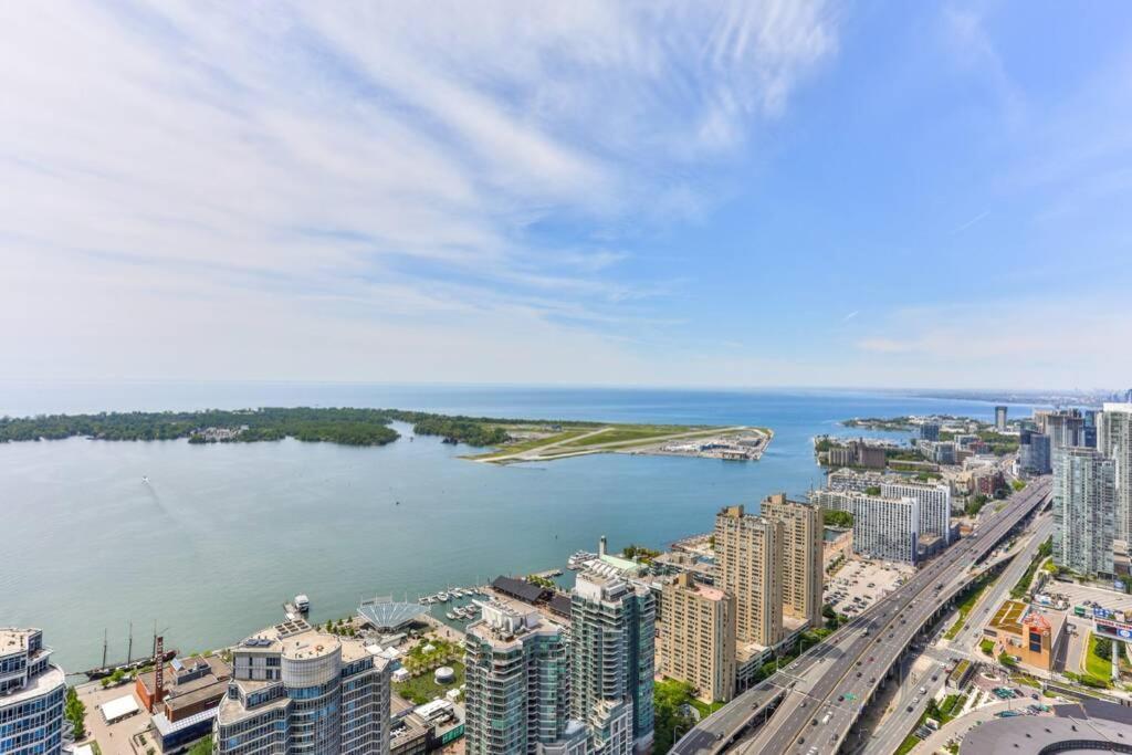 Two Bd Cn Tower And Lake Ontario View Toronto Exteriér fotografie
