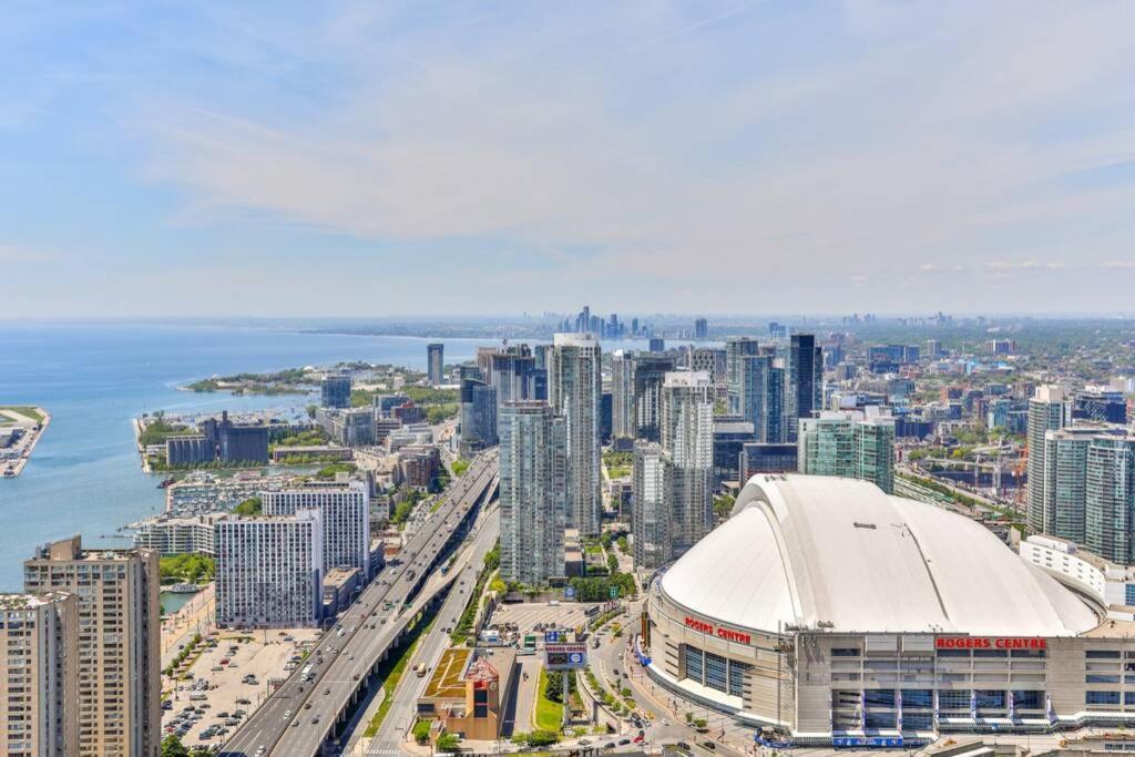 Two Bd Cn Tower And Lake Ontario View Toronto Exteriér fotografie